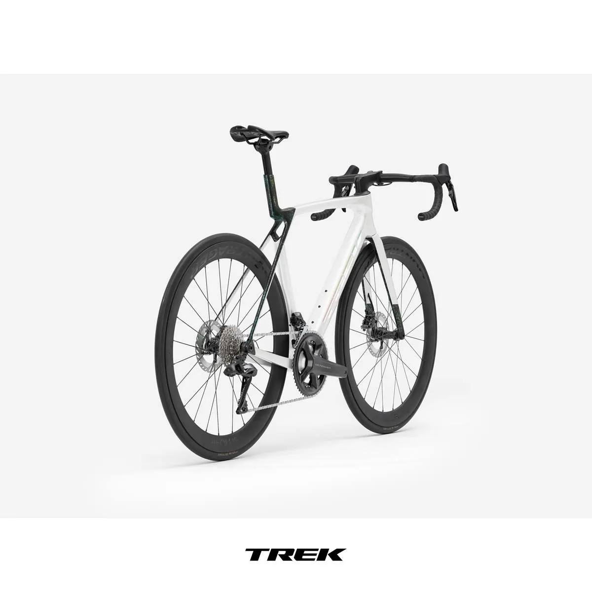 2026 TREK MADONE SL 7 Gloss Crystal White/Matte Deep Smoke | Състезателен шосеен карбонов велосипед