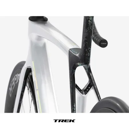 2026 TREK MADONE SL 7 Gloss Crystal White/Matte Deep Smoke | Състезателен шосеен карбонов велосипед