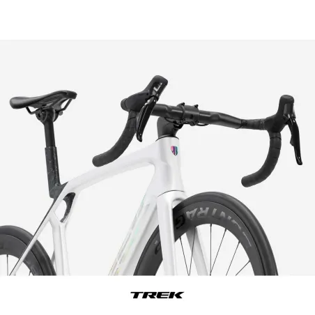 2026 TREK MADONE SL 7 Gloss Crystal White/Matte Deep Smoke | Състезателен шосеен карбонов велосипед