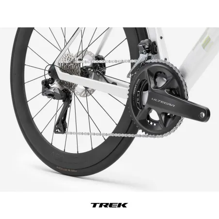 2026 TREK MADONE SL 7 Gloss Crystal White/Matte Deep Smoke | Състезателен шосеен карбонов велосипед